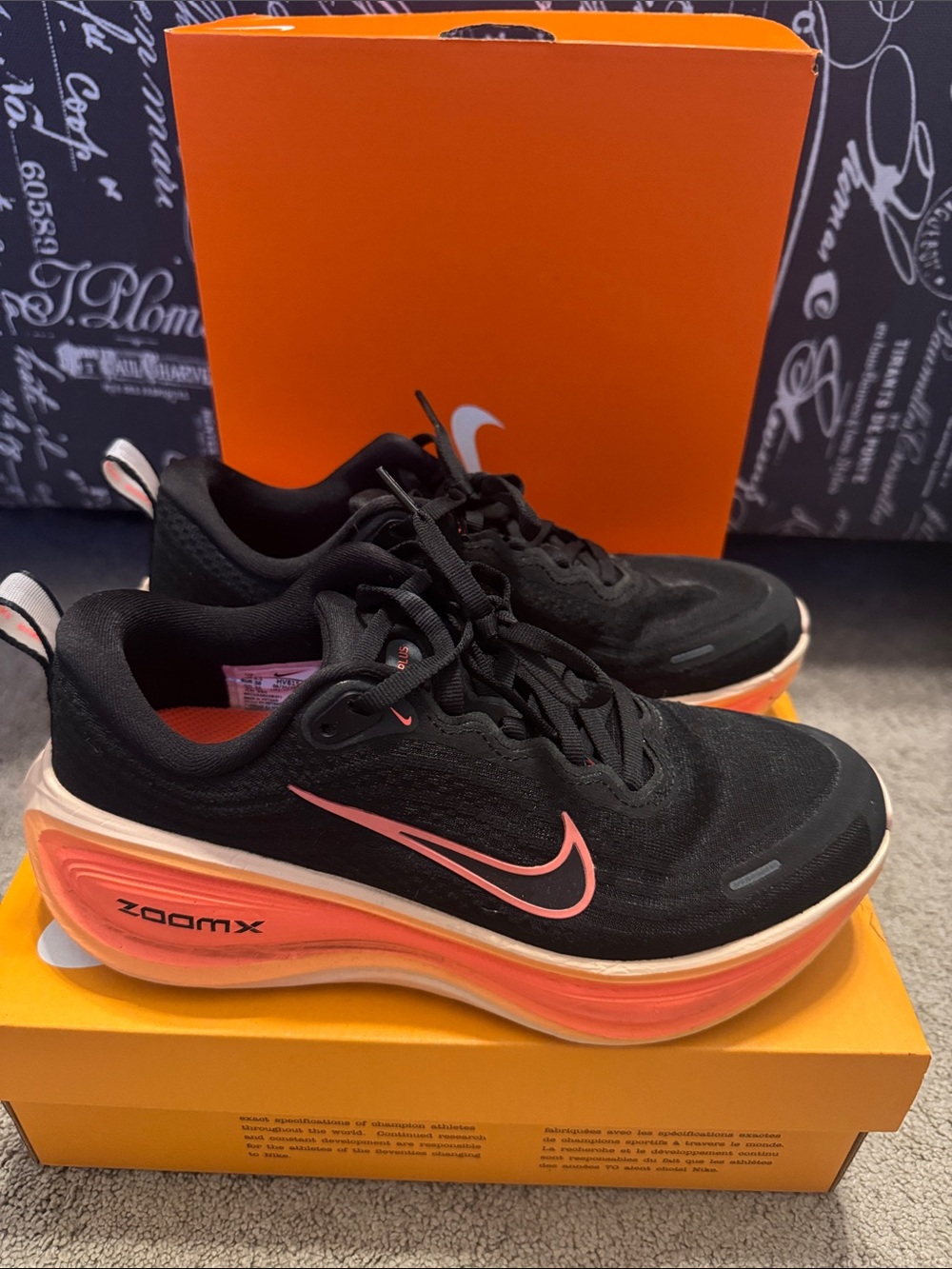 Like New  Women's NIKE Vomero Plus Running Shoes size 7